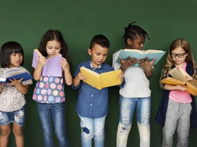 várias crianças da educação infantil com livros