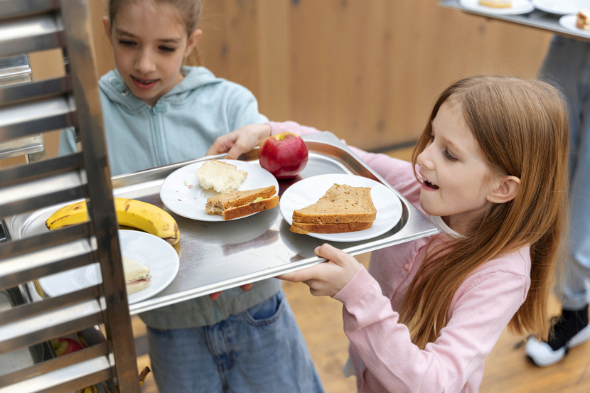 meninas na escola segurando bandejas com alimentos saudáveis 