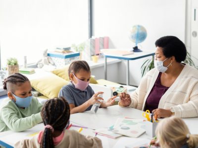 professora fazendo atividades com alunos