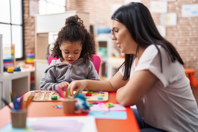 professora e aluna em  adaptação dos materiais na educação inclusiva