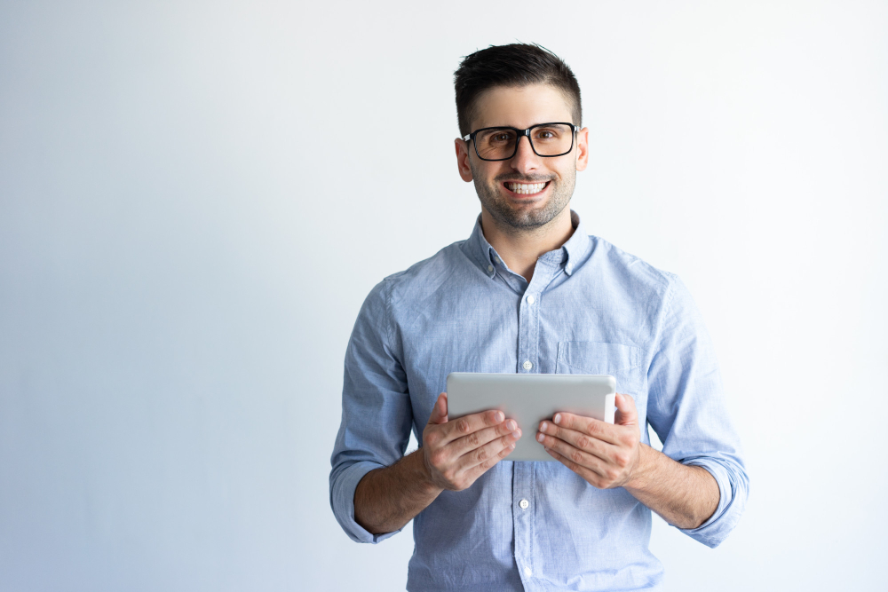 Homem sorridente segurando um tablet