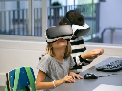 Crianças usando óculos de realidade virtual na sala de aula.