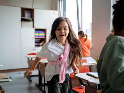 Criança tendo aula com metodologia de avaliacao formativa e somativa