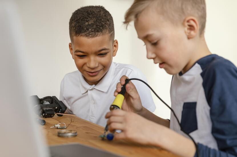 meninos usando inteligência artificial na escola