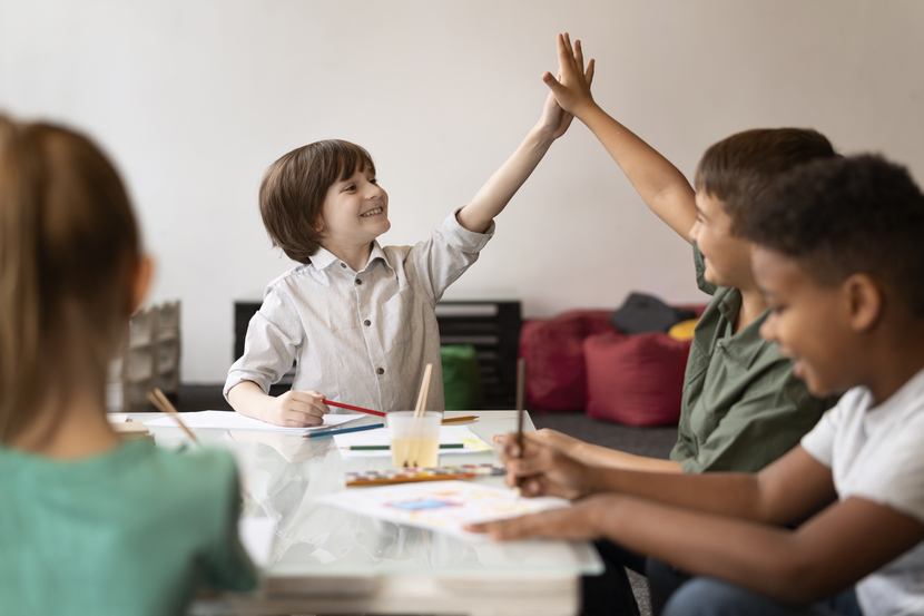 crianças felizes na escola