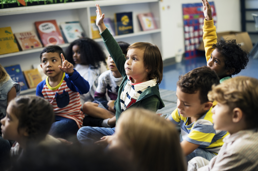 crianças em sala de aula na educação infantil