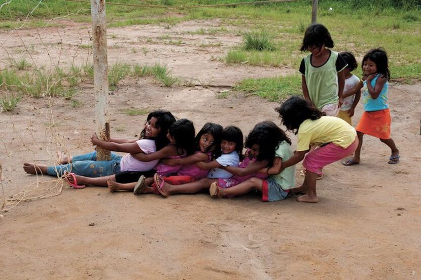 crianças indígenas brincando de arranca-mandioca