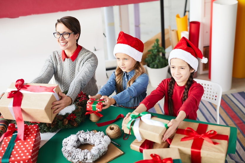 professora e crianças fazendo decoração de natal na escola