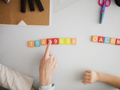 professor ensinando letras e números ao aluno